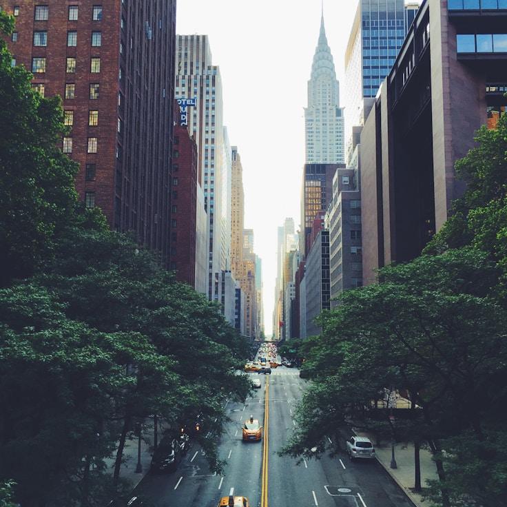 Parents evaluating schools in France